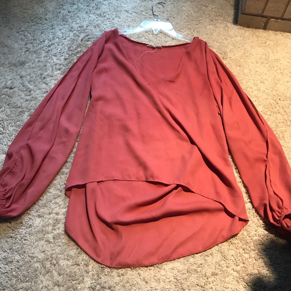 top w/ split sleeves and cutout back